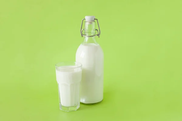 ボトルの中のミルクと緑の背景にミルクのグラス — ストック写真