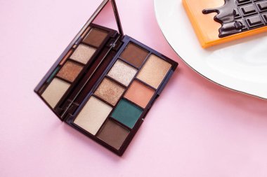 Doğal sıcak göz farları seti. Beyaz arka planda kırmızı gölge göz farı