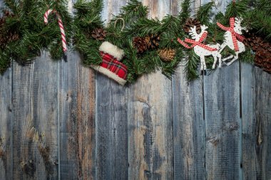 Mutlu noeller ve yeni yıl konsepti. Noel oyuncakları geyik ve çizme ile Noel ahşap mavi arka plan.