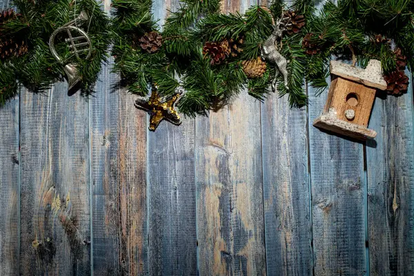 Frohe Weihnachten und ein neues Jahr. Weihnachten Holz blauen Hintergrund mit Weihnachten Spielzeug Vogelhaus, Bugle und Stern — Stockfoto