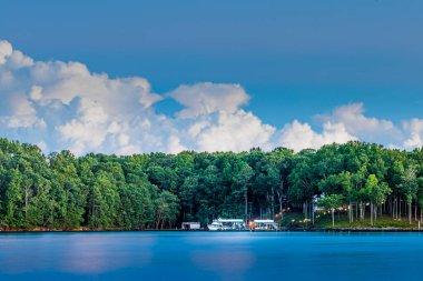 Günbatımında Lanier Gölü 'nde tekneler
