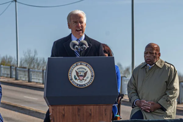 Joe Biden, Selma 'da Başkan Yardımcısı John Lewis ile konuşuyor..