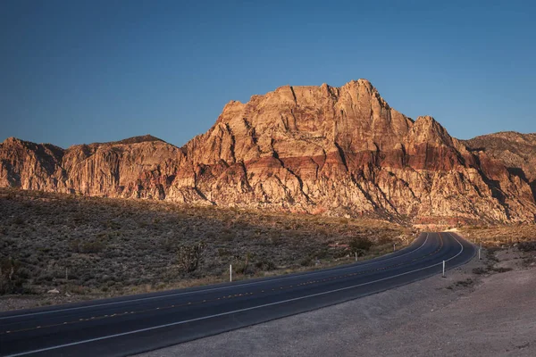 Las Vegas yakınlarındaki dağlara giden yol.