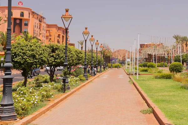 Marakeş 'in işlek caddesinde yürüyüş yolu