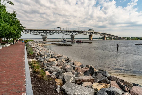 Yorktown VA York nehrin yanında Riverwalk.