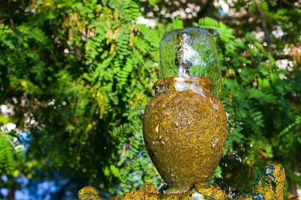 Parkta yaşlı sürahi Çeşmesi