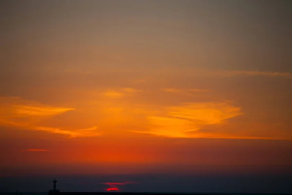 Coucher de soleil rouge sur l'océan — Photo