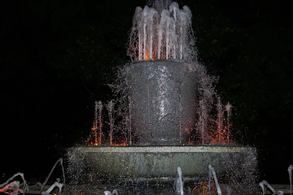 Uma bela fonte na noite Parque — Fotografia de Stock