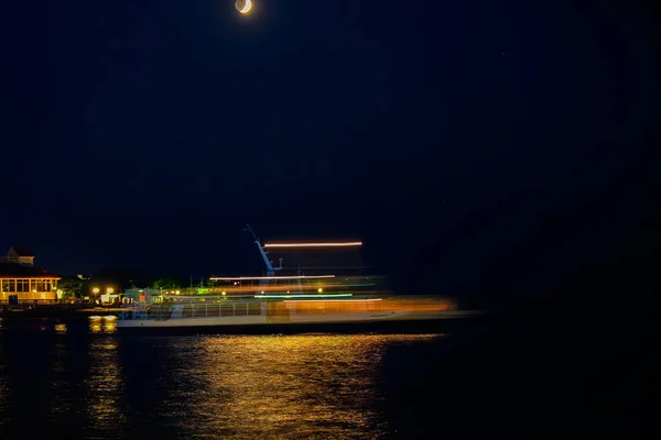 Le bateau navigue dans un trou noir — Photo