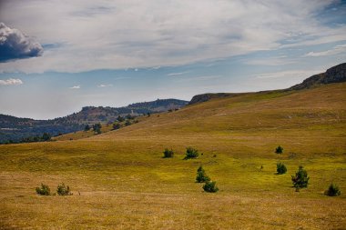 dağlarda düz üstünde kara bulutlar