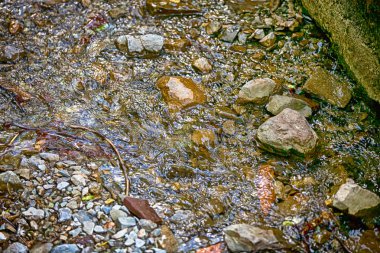dağlarda kayaların arasındaki akan dere