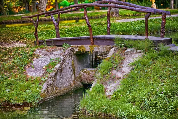 Starý most přes řeku malý — Stock fotografie