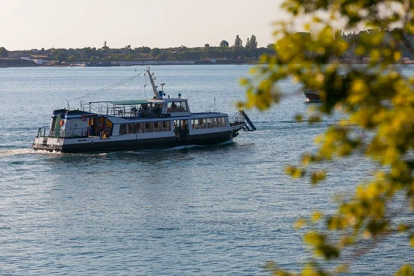turist taşıyan bir zevk tekne