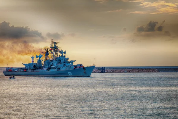 savaş gemisi yelken ve liman