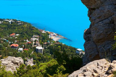 bir uçurumun üzerinden şehir görüntüsü