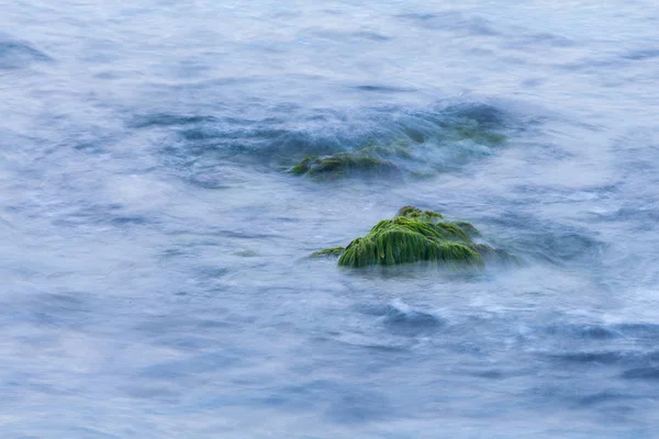 Pierres de mer dans l'abîme de l'océan — Photo