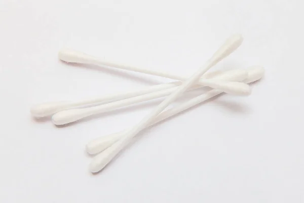 Scattered white cotton swabs — Stock Photo, Image