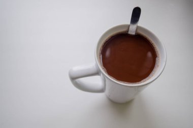 Siyah arka planda bir fincan kahve.