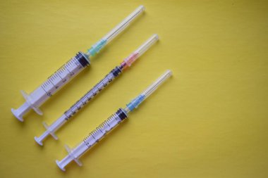 şırınga sarı bir arka plan üzerinde