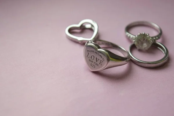 Anillos Boda Sobre Fondo Rosa — Foto de Stock