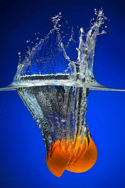 Laranja Com Salpicos Cai Água Azul — Fotografia de Stock