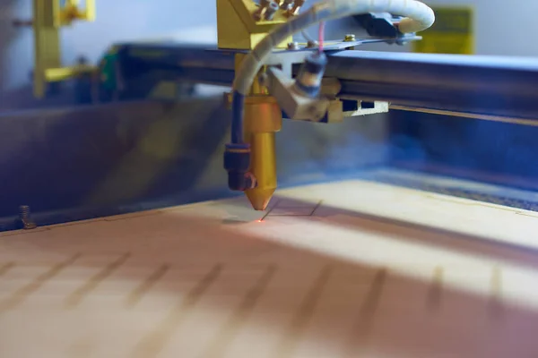 Processo de corte a laser de madeira compensada close up — Fotografia de Stock
