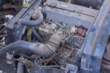 Dizel motorlar, kamyonların içinde yedek parçalar ve Japonya 'dan gelen özel ekipmanlar.