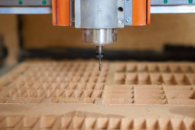 Bir değirmen makinesinin kestiği odun talaşıyla yakın mesafeden.