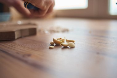 Bir erkek sebzeleri yıkar, temizler ve keser.