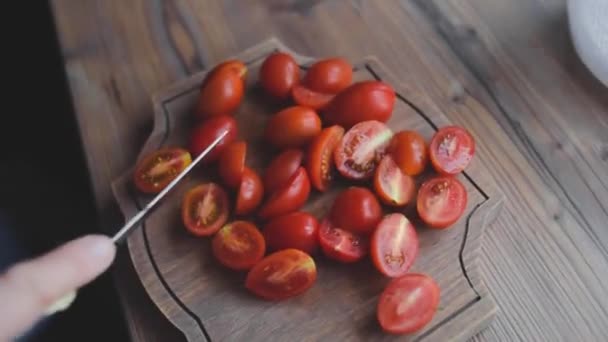 un homme lave, nettoie et coupe les légumes 