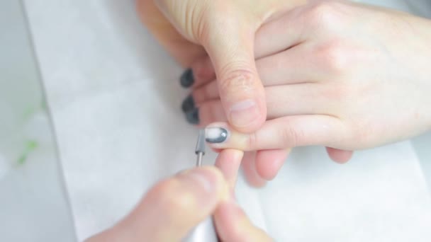 Mistrz manicure odcina żel polski na rękach klientów — Wideo stockowe