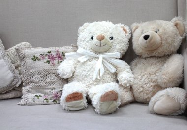 Peluş oyuncak altında beyaz Noel oyuncak ayılar