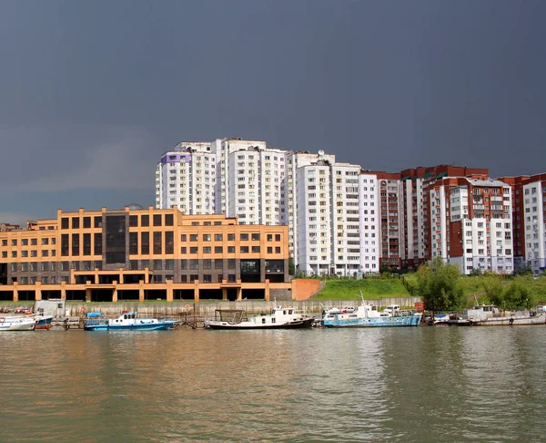 Město Řece Lodí Vícepodlažní Budova Moderní Městské Řeky Navigace Říční — Stock fotografie