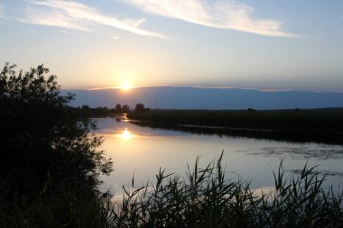 Nehirde gün batımı