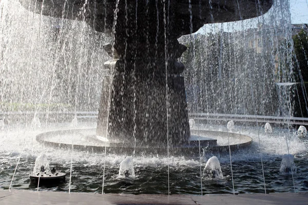 Fuente Con Spray Parque Otoño Día Soleado Brillante Donde Gente — Foto de Stock