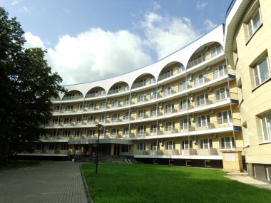 Misafirhane gevşeme peyzaj ile yeşil çim karşı lüks görünümü                               