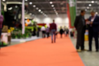 Birkaç kişinin de kırmızı kaplama arka plan üzerinde bulanık silüeti 