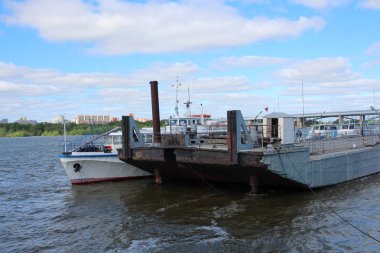 Kargo mavna Nehri üzerinde yükleme için iskele yerleştirilmiş