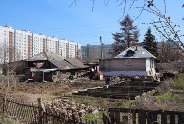 Eski ahşap evleri gecekondu çok katlı şehir konut toprakları arasında yok