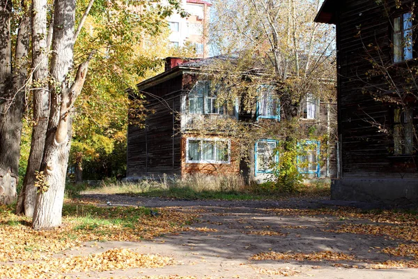 Güneş Işığı Tarafından Eski Ahşap Evi Yaktı Rusya Eski Antik — Stok fotoğraf