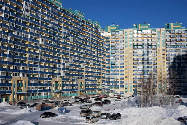 Büyük apartman şehir yüksek nüfus yoğunluğu Park alanı kaynak yetersizliği