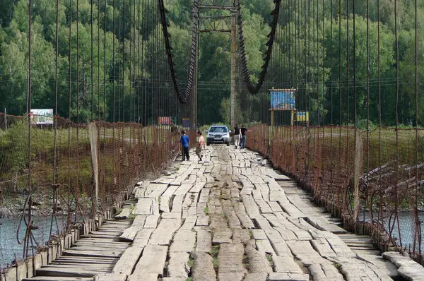 Alte Hängebrücke Über Den Fluss Altai Mit Auto Und Menschen — Stockfoto