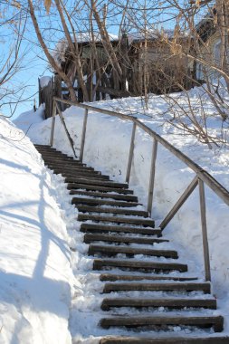 Eve eski ahşap merdiven korkuluk karda ile yükselir