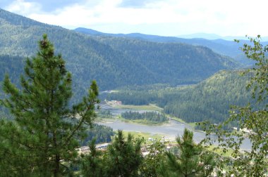 Altay nehir köy ile dağ vadinin görünümü                               
