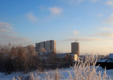 Bir modern bir arka plan üzerinde eski binanın yeni inşaat evleri ve su kuyusu-damat bölge harap