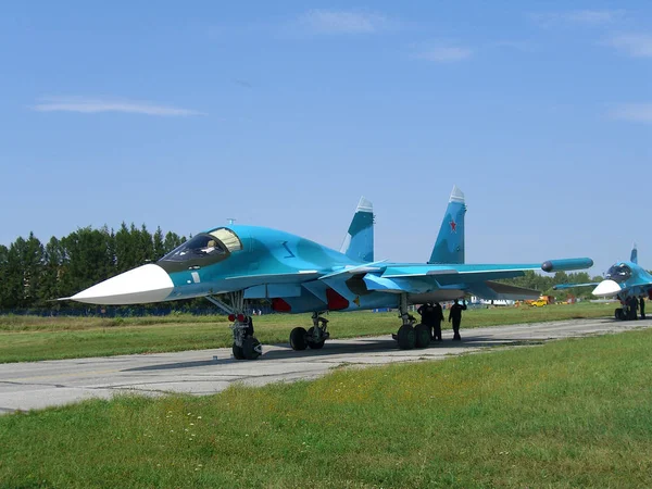 Havaalanı Pist üzerinde güçlü bir Rus askeri savaş teknisyenler tarafından hizmet verilen