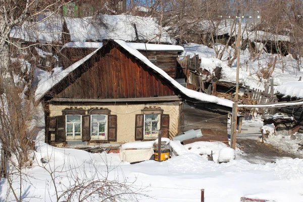Старый Деревянный Сибирский Дом Деревне Полуразрушенной Снегу Покрытый Снежными Заносами — стоковое фото