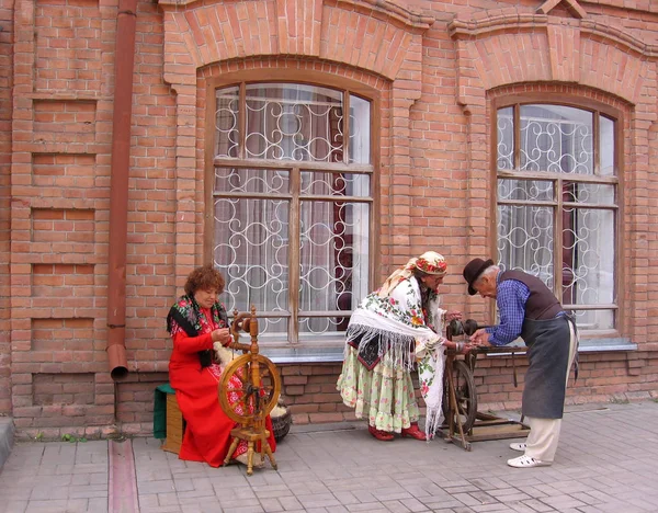 Drei Ältere Menschen Mittelalterlichen Kostümen Stellen Handwerker Beim Fest Dar — Stockfoto