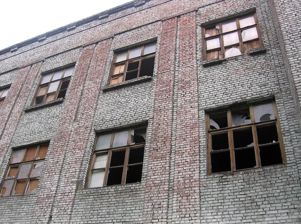 Large Ruined Brick Building Broken Windows Forgotten Junk — Stock Photo, Image