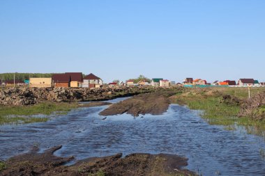 Yaz aylarında yazlık köyü yakınlarında yolda büyük kirli su birikintisi
